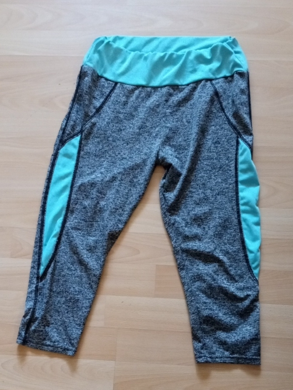 💲1⃣▶>> Gray Capris with Teal Waistband and Side Panels